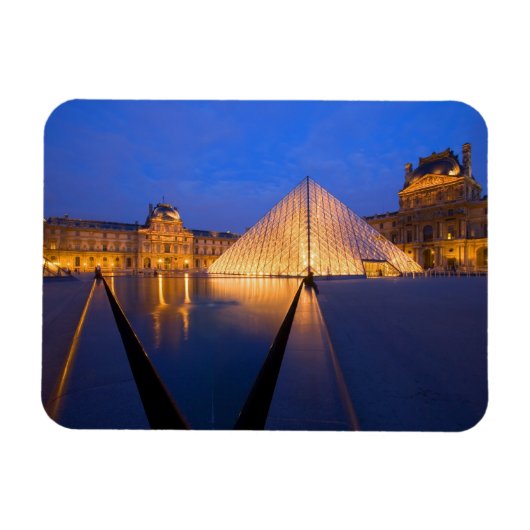 Frankreich, Paris Das Louvre Museum bei Dämmerung. Magnet (Horizontal)