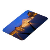 Frankreich, Paris Das Louvre Museum bei Dämmerung. Magnet (Linke Seite)