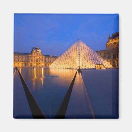 Frankreich, Paris Das Louvre Museum bei Dämmerung. Magnet (Vorne)