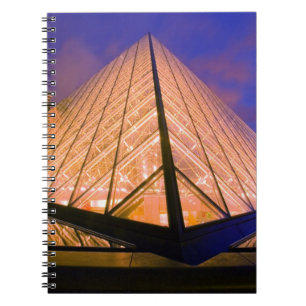 Frankreich, Paris. Das Louvre Museum bei Dämmerung Notizblock