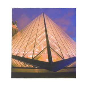 Frankreich, Paris Das Louvre Museum bei Dämmerung. Notizblock