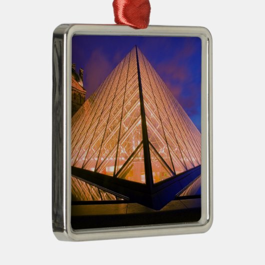 Frankreich, Paris. Das Louvre Museum bei Dämmerung Ornament Aus Metall (Rechts)