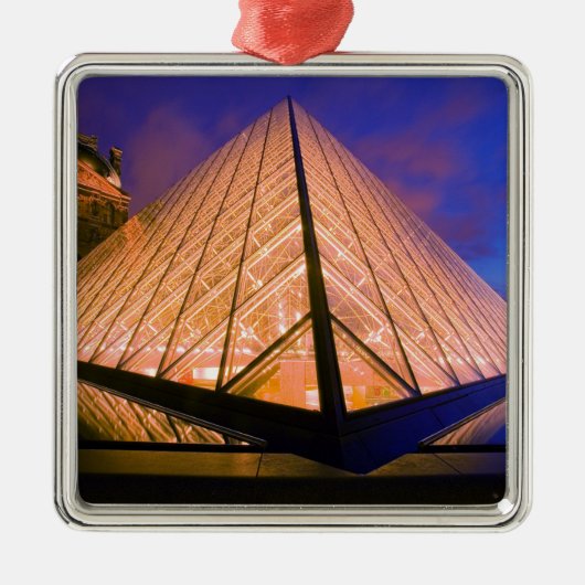 Frankreich, Paris. Das Louvre Museum bei Dämmerung Ornament Aus Metall (Vorne)