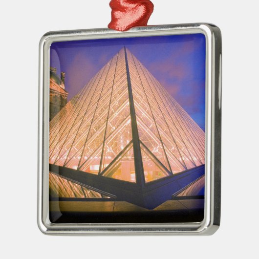 Frankreich, Paris. Das Louvre Museum bei Dämmerung Ornament Aus Metall (Links)