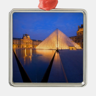 Frankreich, Paris. Das Louvre Museum bei Dämmerung Ornament Aus Metall