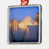 Frankreich, Paris. Das Louvre Museum bei Dämmerung Ornament Aus Metall (Links)