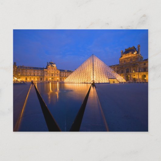 Frankreich, Paris Das Louvre Museum bei Dämmerung. Postkarte (Vorderseite)