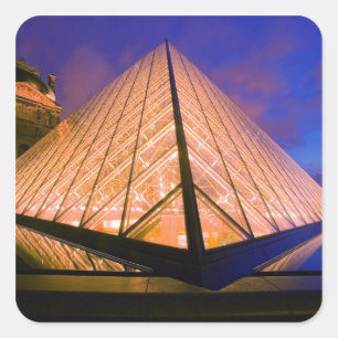 Frankreich, Paris Das Louvre Museum bei Dämmerung. Quadratischer Aufkleber