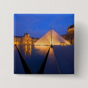 Frankreich, Paris. Das Louvre-Museum in der Dämmer Button