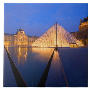 Frankreich, Paris. Das Louvre-Museum in der Dämmer Fliese