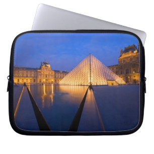 Frankreich, Paris. Das Louvre-Museum in der Dämmer Laptopschutzhülle
