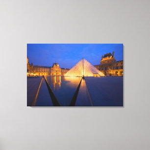 Frankreich, Paris. Das Louvre-Museum in der Dämmer Leinwanddruck
