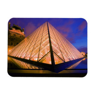 Frankreich, Paris. Das Louvre-Museum in der Dämmer Magnet