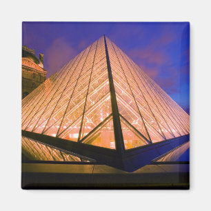 Frankreich, Paris. Das Louvre-Museum in der Dämmer Magnet