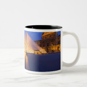 Frankreich, Paris. Das Louvre-Museum in der Dämmer Zweifarbige Tasse