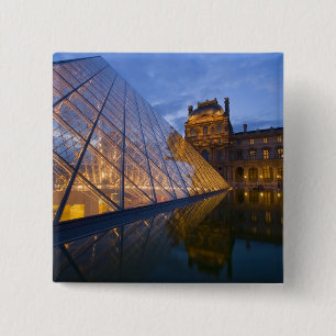 Frankreich, Paris. Der Louvre bei Dämmerung. Credi Button