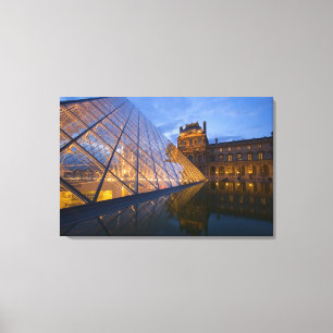 Frankreich, Paris. Der Louvre bei Dämmerung. Credi Leinwanddruck