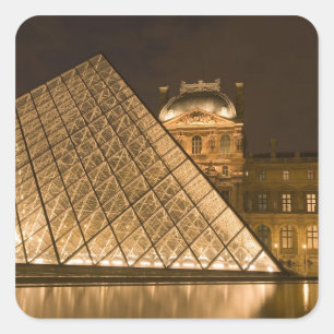 Frankreich, Paris. Der Louvre bei Dämmerung. Credi Quadratischer Aufkleber