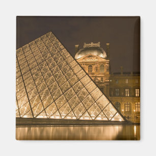 Frankreich, Paris. Der Louvre in der Dämmerung. Cr Magnet