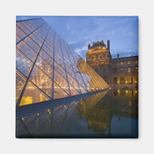 Frankreich, Paris. Der Louvre in der Dämmerung. Cr Magnet