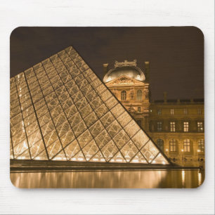 Frankreich, Paris. Der Louvre in der Dämmerung. Cr Mousepad