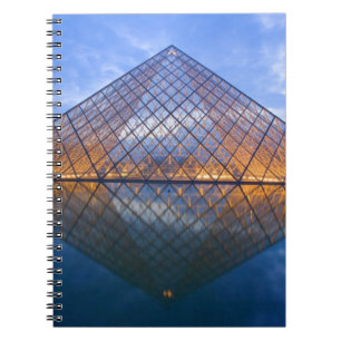 Frankreich, Paris. Der Louvre in der Dämmerung. Cr Notizblock