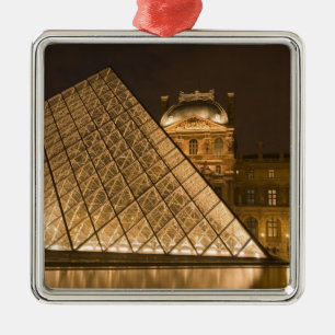 Frankreich, Paris. Der Louvre in der Dämmerung. Cr Ornament Aus Metall