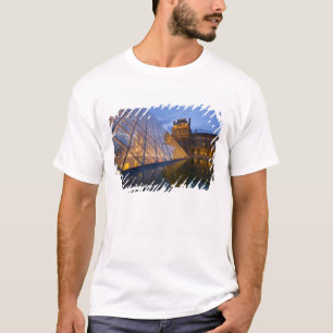 Frankreich, Paris. Der Louvre in der Dämmerung. Cr T-Shirt