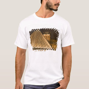 Frankreich, Paris. Der Louvre in der Dämmerung. Cr T-Shirt