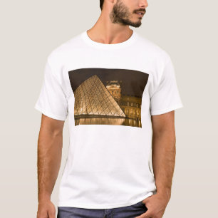 Frankreich, Paris. Der Louvre in der Dämmerung. Cr T-Shirt