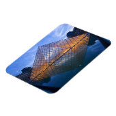 Frankreich, Paris Der Louvre in der Dämmerung. Gut Magnet (Linke Seite)