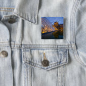 Frankreich, Paris. Der Louvre in der Dämmerung. Kr Button (Beispiel)