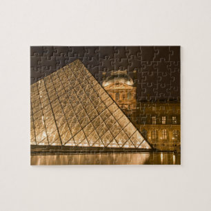 Frankreich, Paris. Der Louvre in der Dämmerung. Kr Puzzle