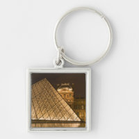 Frankreich, Paris. Der Louvre in der Dämmerung. Kr
