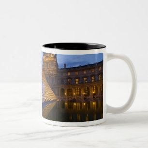 Frankreich, Paris. Der Louvre in der Dämmerung. Kr Zweifarbige Tasse
