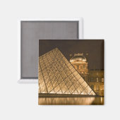 Frankreich, Paris Der Louvre in der Dämmerung. Kre Magnet (Vorderseite/Rückseite)