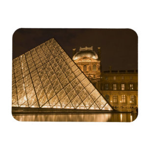Frankreich, Paris Der Louvre in der Dämmerung. Kre Magnet