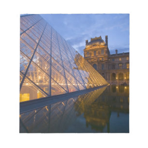 Frankreich, Paris Der Louvre in der Dämmerung. Kre Notizblock