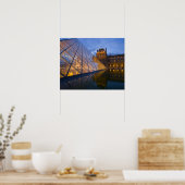 Frankreich, Paris Der Louvre in der Dämmerung. Kre Poster (Küche)