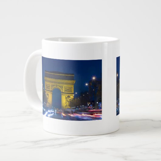 Frankreich, Paris. Der Triumphbogen und der Jumbo-Tasse (Vorderseite Links)