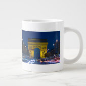Frankreich, Paris. Der Triumphbogen und der Jumbo-Tasse (Rechts)