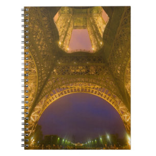 Frankreich, Paris. Eiffelturm bei Nacht erleuchtet Notizblock