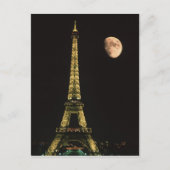 Frankreich, Paris Eiffelturm bei Nacht mit Postkarte (Vorderseite)