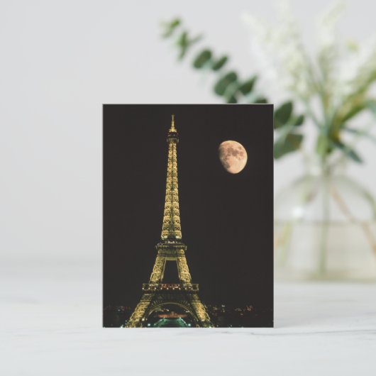 Frankreich, Paris Eiffelturm bei Nacht mit Postkarte (Stehend Vorderseite)