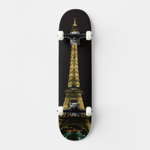 Frankreich, Paris. Eiffelturm bei Nacht mit Skateboard