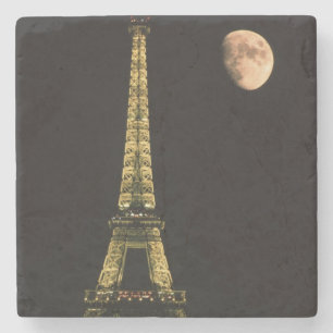 Frankreich, Paris. Eiffelturm bei Nacht mit Steinuntersetzer