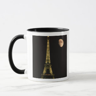 Frankreich, Paris. Eiffelturm bei Nacht mit Tasse