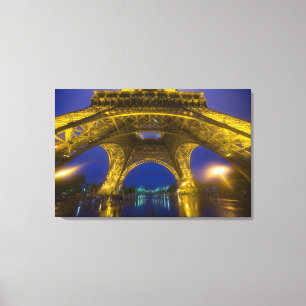 Frankreich, Paris Eiffelturm beleuchtet am Leinwanddruck