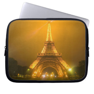 Frankreich, Paris. Eiffelturm beleuchtet bei 3 Laptopschutzhülle