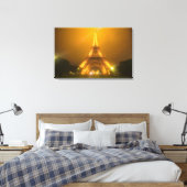 Frankreich, Paris Eiffelturm beleuchtet bei 3 Leinwanddruck (Insitu (Schlafzimmer))